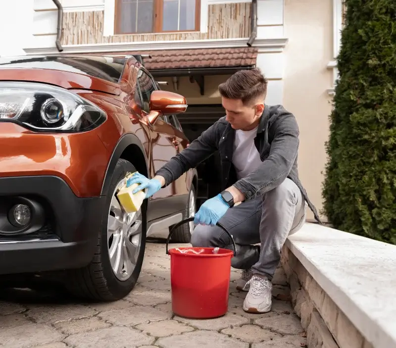 Lavage auto à domicile Tourgéville : professionnel intervenant sur un véhicule